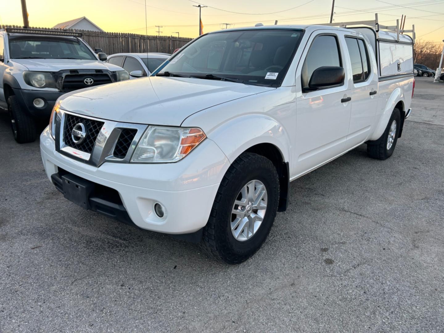 2018 White Nissan Frontier SV Crew Cab LWB 5AT 2WD (1N6AD0FR5JN) with an 4.0L V6 DOHC 24V engine, 5A transmission, located at 1687 Business 35 S, New Braunfels, TX, 78130, (830) 625-7159, 29.655487, -98.051491 - Photo#0